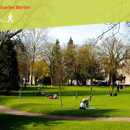 Nid Douillet A Avec Jardin Et Netflix Apartment